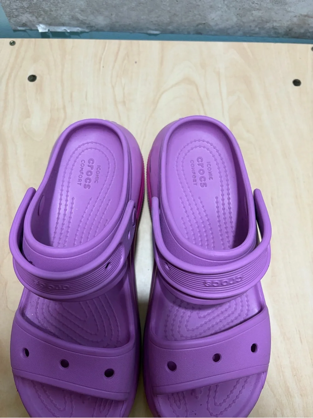 Crocs Women's Mega Crush Sandal size 7